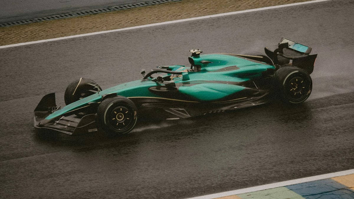 En F1-bild mitt uppe under ett stort lopp.
