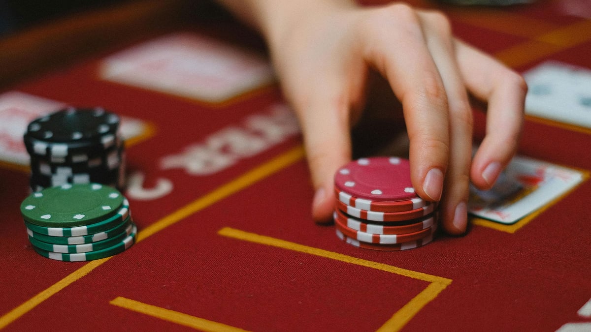 En person som bettar i ett parti Blackjack.