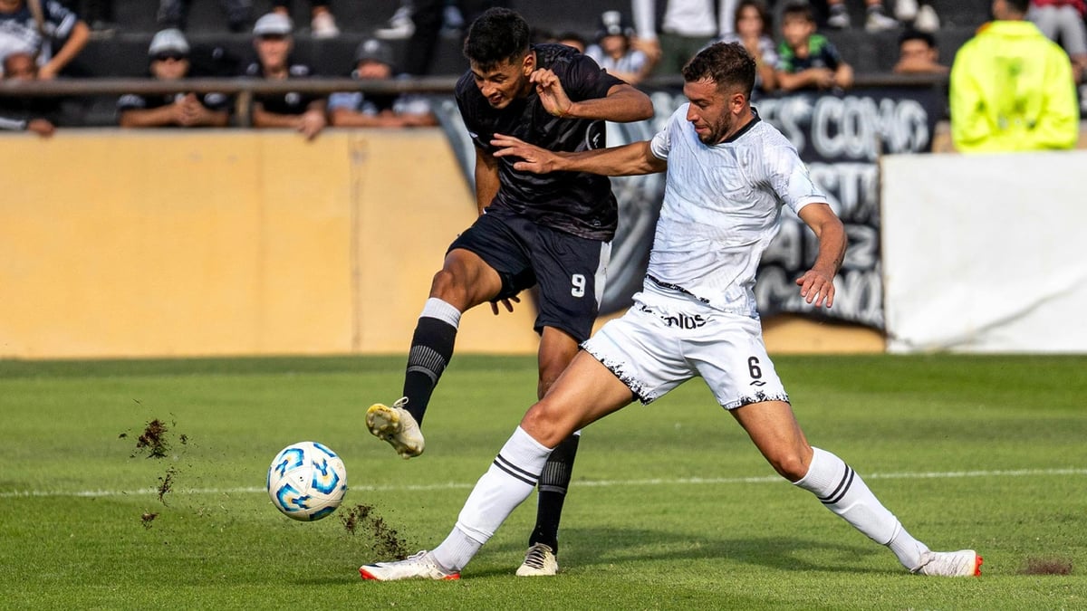 Två spelare tacklas om bollen i en match i La Liga.