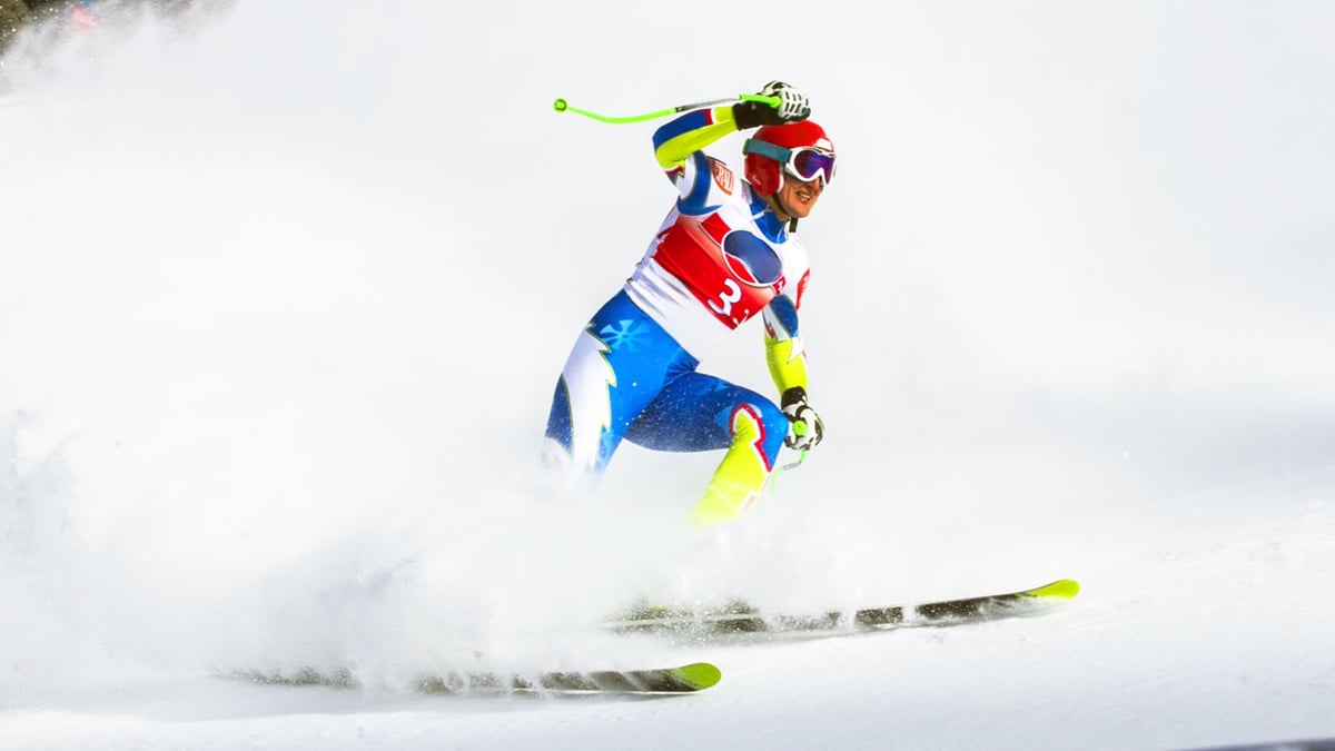 En utförsåkare stannar upp vid mållinjen i vinter OS.