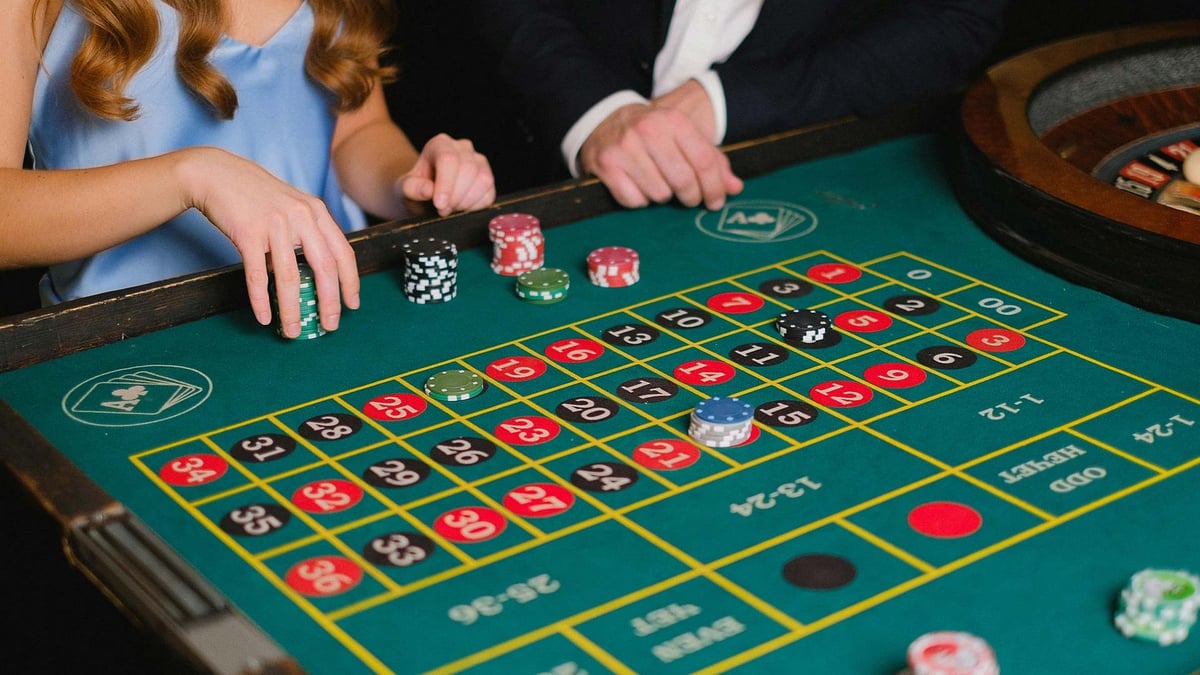 Två personer som spelar roulette.