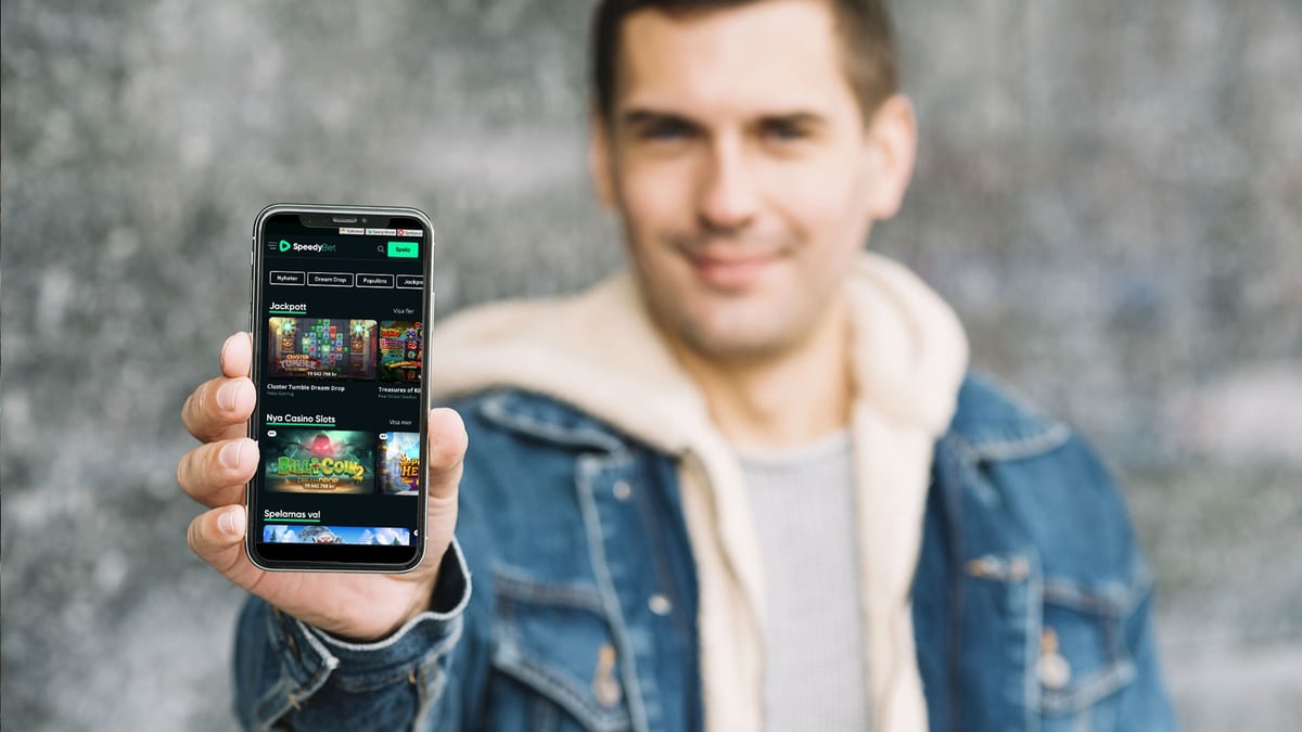 En person visar upp SpeedyBet på mobilen, ett casino med Swish.