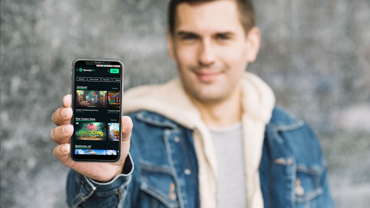 En person visar upp SpeedyBet på mobilen, ett casino med Swish.