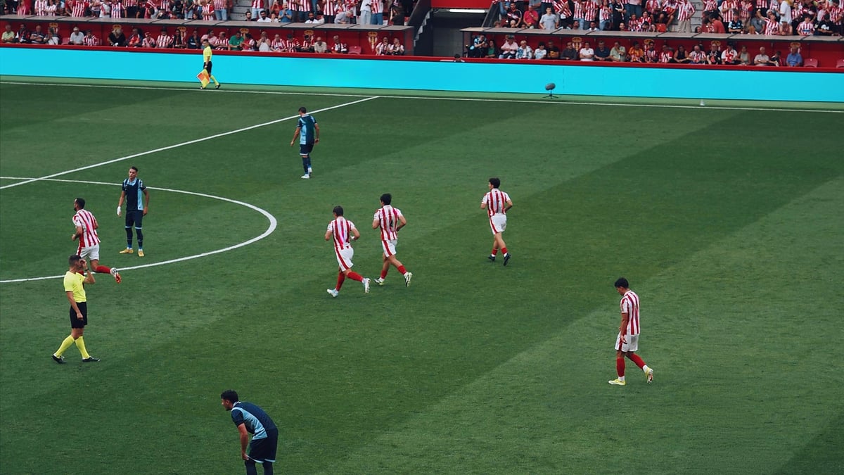 Spelare under en fotbollsmatch i Spanien.