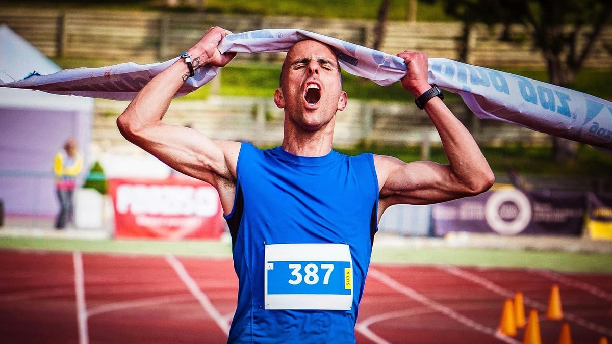 En löpare springer in i mål.