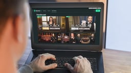 En person besöker SpeedyBet på datorn.