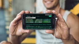 En person håller upp en telefon med SpeedyBet på.