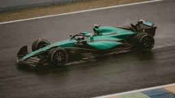 En F1-bild mitt uppe under ett stort lopp.