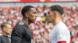 Två fotbollsspelare står ansikte mot ansikte.