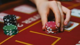 En person som bettar i ett parti Blackjack.