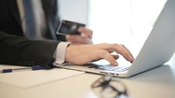 En person som besöker SpeedyBet på datorn.