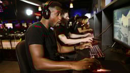 En person spelar esport på datorn.