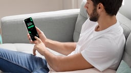 En person som besöker SpeedyBet på mobilen.