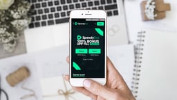 En person som tar del av SpeedyBets välkomsterbjudande.