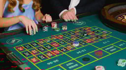 Två personer som spelar roulette.
