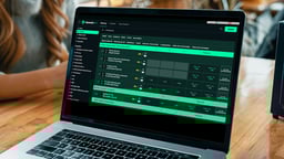 En person besöker SpeedyBets bettingavdelning på datorn.