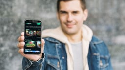 En person visar upp SpeedyBet på mobilen, ett casino med Swish.