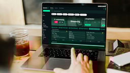 En person besöker SpeedyBets bettingavdelning på datorn.