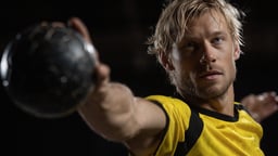 En svensk handbollsspelare.