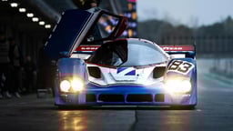 En närbild på en racingbil.