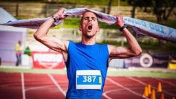 En löpare springer in i mål. 