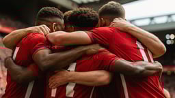 Fotbollsspelare gruppkramas efter en seger.