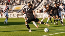 En spelare skjuter iväg en boll under en dribbling.